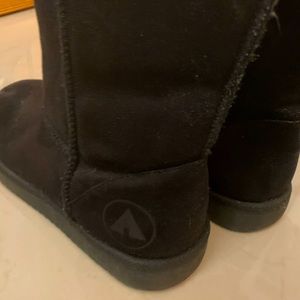 AIRWALK boots. Practically brand new.. size 8